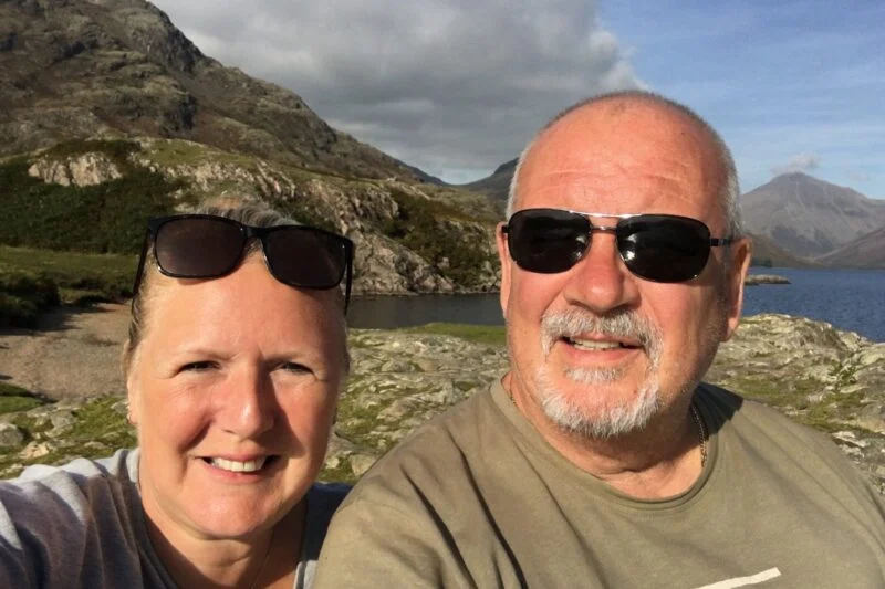 park cliffe couple selfie and mountains background