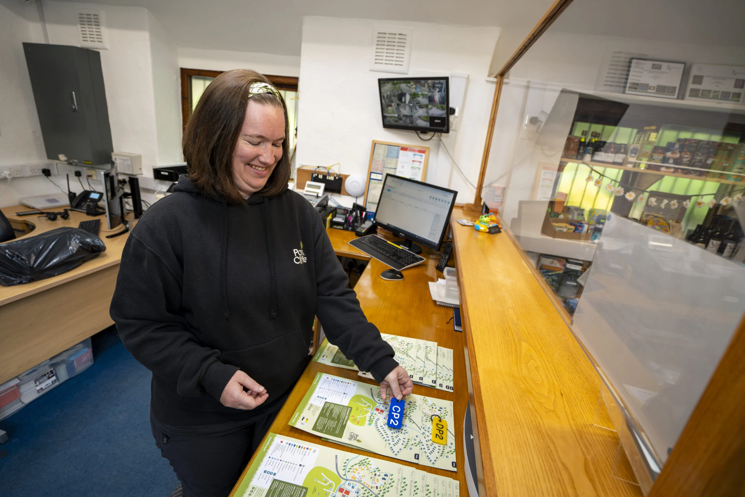 reception team at park cliffe caravan park
