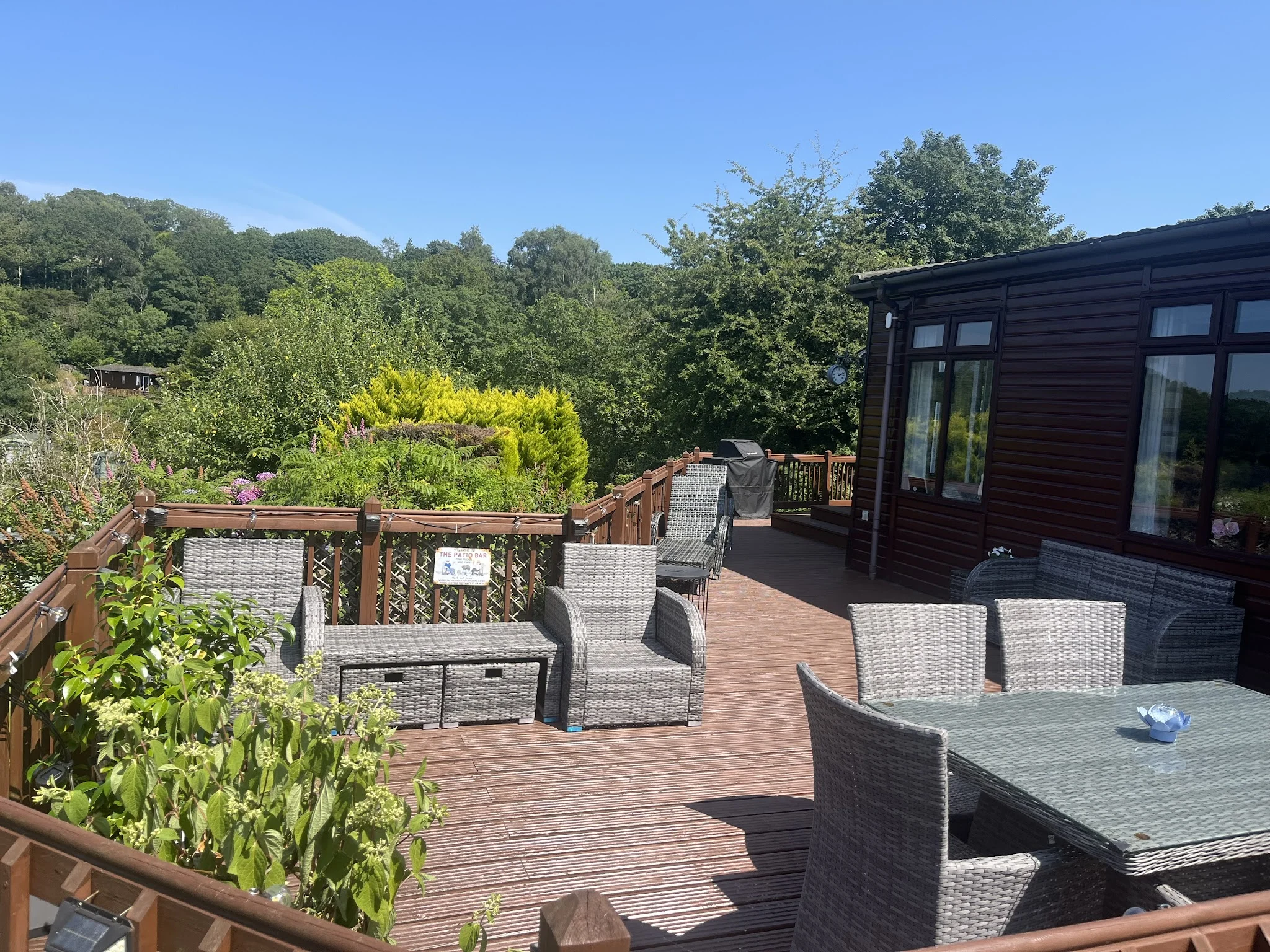 outside seating area of the tingdene lodge